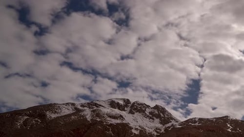 Schneebedeckte Berge unter Nachthimmel mit Wolken