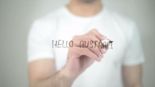 Hallo Australien, Mann schreibt auf transparentem Bildschirm