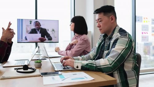 Teambesprechung mit virtueller Präsentation im modernen Büro