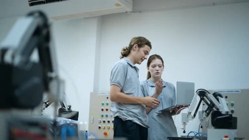 Auszubildender Robotikingenieur lernt mit dem Programmieren und Manipulieren der Roboterhand