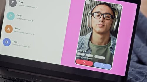 Unbekannte Frau untersucht männliche Profile in der Dating-App