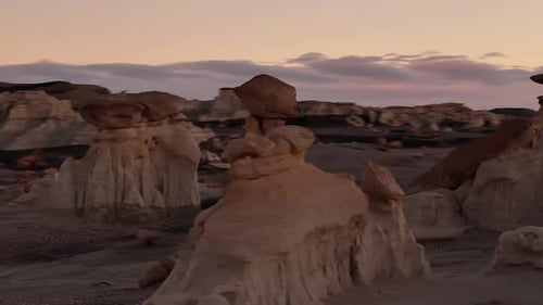 Région sauvage de Bisti de-na-Zin - Coucher de soleil balançant l'orbite rocheuse