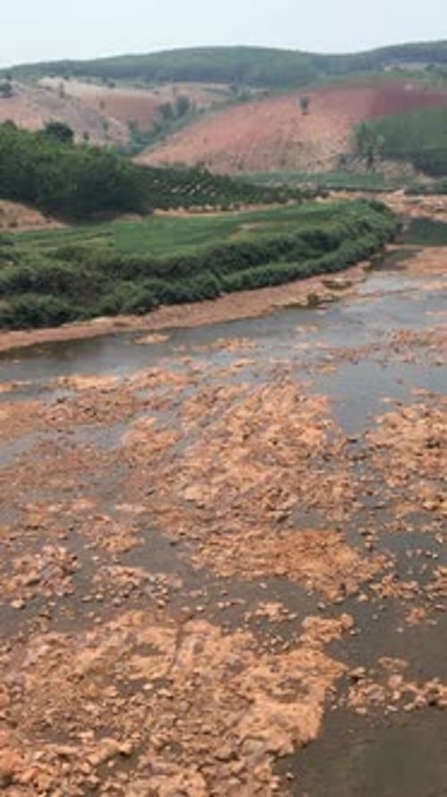 Lac du Vietnam vu par un Drone avec peu d'eau entre les forêts et les montagnes