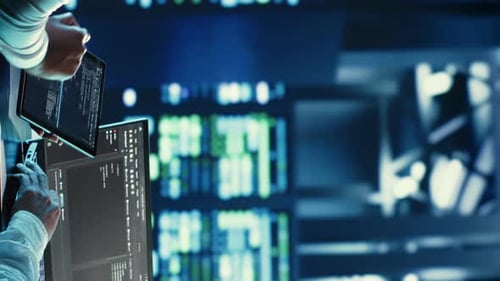 Vídeo vertical: compañeros de trabajo codificando en un centro de datos
