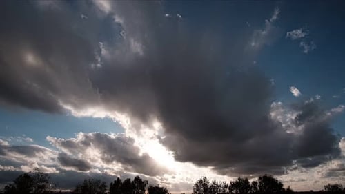 Zeitraffer von Wolken, die sich am Himmel bewegen, tagsüber, Nahaufnahme am Abend