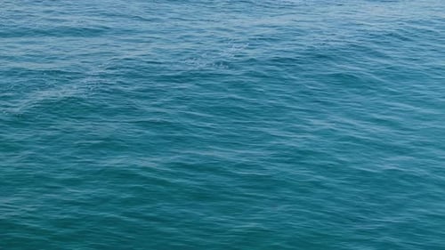 Blaue Meeresoberfläche mit Wellen. statischer Schuss