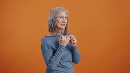 Mulher idosa sonhadora conta ações bem-sucedidas nos dedos