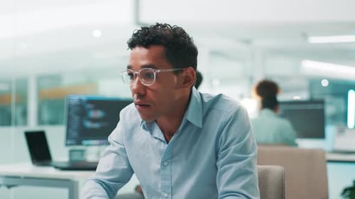 Programador, gafas y hombre sobre tecnología para la investigación, los proyectos y la actualización de la ciberseguridad en la oficina