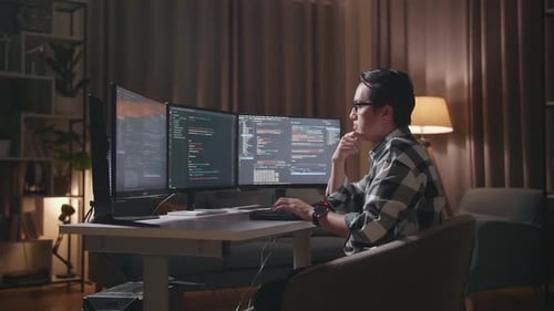 Männlicher Programmierer denkt beim Erstellen eines Softwareentwicklers über etwas nach, während er eine App oder ein Programm entwickelt