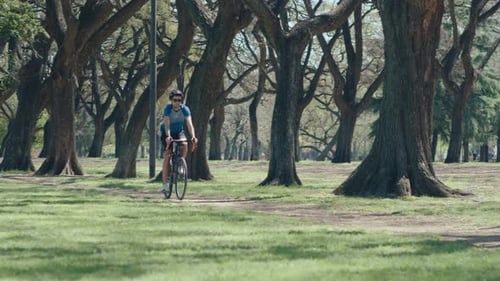 Junger Radfahrer radelt am Wochenendtag im Park