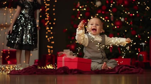 Ein kleiner Junge und ein Mädchen freuen sich für das neue Jahr Frohe Weihnachten Frohes neues Jahr