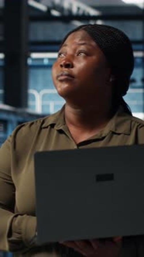 Der Systemadministrator für vertikale Videorechenzentren verwendet Laptop zur Entwicklung von Notfallwiederherstellungsplänen