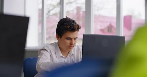 Zukünftiger Programmierer, der Codierung und Computersprache studiert, Porträt eines Schülers im Klassenzimmer
