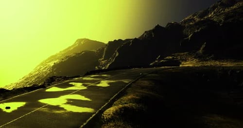 Estrada sinuosa através de um cenário dramático iluminado por luz amarela