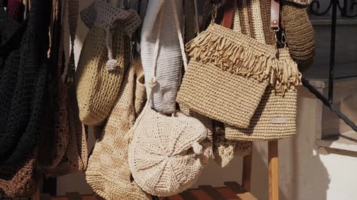 Hermosos y elegantes bolsos hechos a mano que se muestran con elegancia bajo la cálida luz del sol