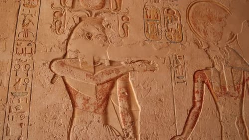 hiéroglyphiques colorés dans les temples de la Vallée des rois à Louxor en Égypte