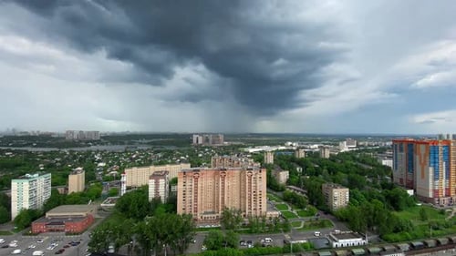 Vue aérienne de l'horizon urbain lors d'une journée d'été orageuse