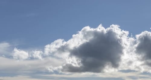 Zeitraffer der Wolkenlandschaft hinter dem Berggipfel
