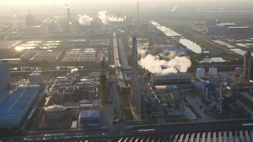 planta química en la ciudad