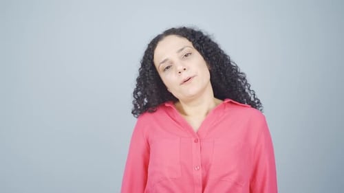 La température élevée de l'air étouffe la jeune femme.