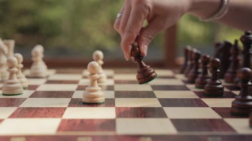 Mujer captura la pieza de su oponente con un juego de ajedrez con un movimiento de peones La jugadora femenina golpea