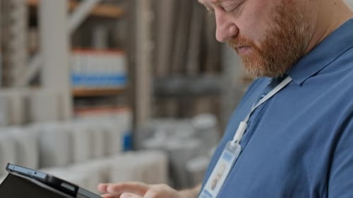 Reifer Mann arbeitet am Tablet