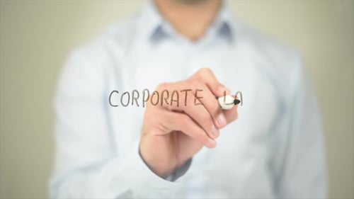 Gesellschaftsrecht, Mann schreibt auf transparentem Bildschirm