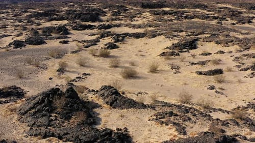 survol du désert de Mojave par un Drone révélant le cratère Amboy au monument national de Mojave Trails, en Californie
