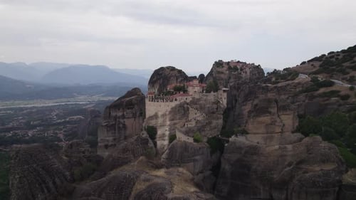 Vue aérienne à l'arc de l'impressionnant monastère grec-orthodoxe de Varlaam, dans les Météores