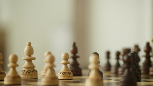 Nahaufnahme von Schachfiguren auf einem hölzernen Schachbrett