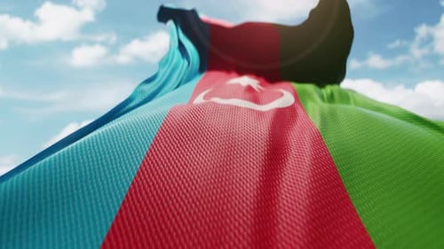 Wellenförmige Flagge von Aserbaidschan, die in Zeitlupe im Wind weht, buntes aserbaidschanisches Flaggensymbol