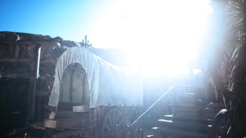 Wagon sous la lumière du soleil près d'escaliers en bois dans un cadre extérieur rustique