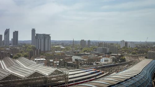 Estación de tren de Waterloo con Time Lapse aéreo de trenes