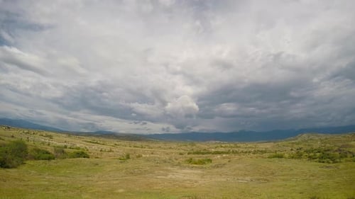 Zeitraffer der Tatacoa-Wüste, große Wolken am grünen Horizont.