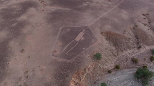 Vue aérienne de la structure en creux de Blythe sur un terrain désertique de Sonora