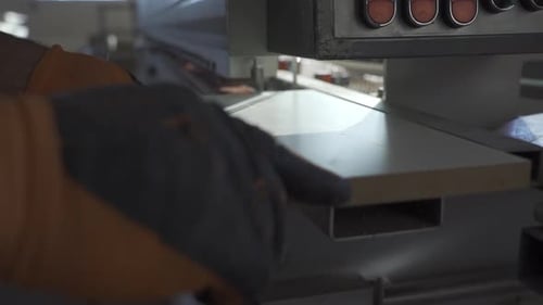 Machine à cercler les bords dans un atelier de menuiserie.
