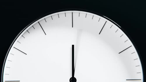 Nahaufnahme im Zeitraffer, nahtlose Loop-Animation einer klassischen Uhr an einer schwarzen Wand