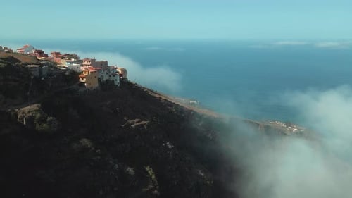 Luftbildaufnahme eines schönen Dorfes auf dem Gipfel eines Berges, Spanien