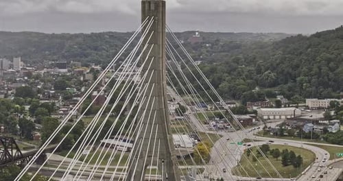 El Steubenville Ohio Aerial v6 sobrevoló con zoom alrededor del puente atirantado que captura una pintoresca ciudad