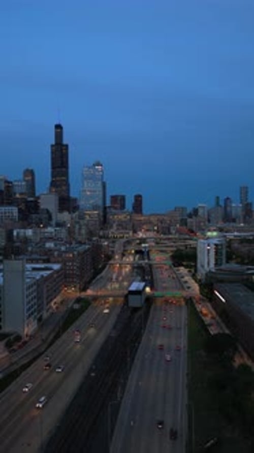 Viaje urbano nocturno por la autopista Kennedy de Chicago con rascacielos iluminados, incluidos los icónicos