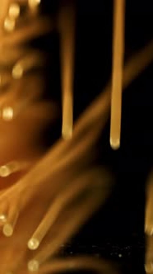 Pâtes à spaghetti au super ralenti filmées par une caméra haute vitesse à 1000 images par seconde