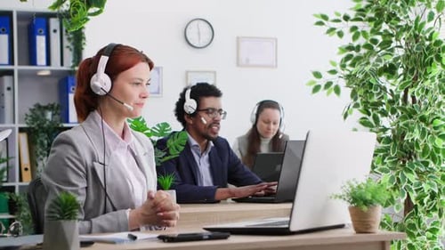 Technischer Support für ein kundenfreundliches Team von Männern und Frauen mit Hilfe eines Headsets und Video