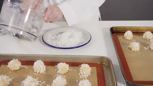 Colocar la masa para galletas en la bandeja para hornear galletas de coco