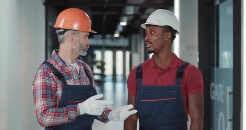 Un trabajador de la construcción vestido con equipo de seguridad en un lugar de trabajo activo que realizaba su trabajo