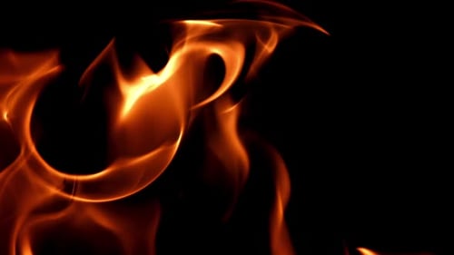 Flammen auf schwarzem Hintergrund, gefilmt in Zeitlupe mit 1000 Bildern pro Sekunde