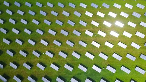 Imagens aéreas de painéis solares espalhados por uma fazenda solar