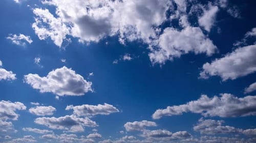 Zeitraffer von Cumuluswolken bewegen sich am blauen Himmel