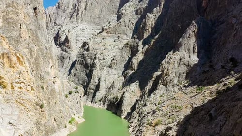 Karanlık Canyon.