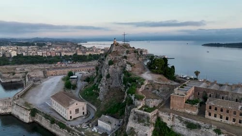 Des images aériennes époustouflantes de la vieille forteresse de Corfou, en Grèce, à l'aube, avec le phare