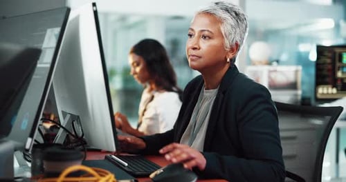 Mujer, desarrolladora y escribiendo en la computadora en la oficina para investigar, programar y actualizar software